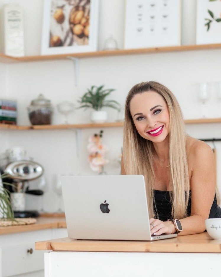 Katka Šedová u notebooku v bílé kuchyni